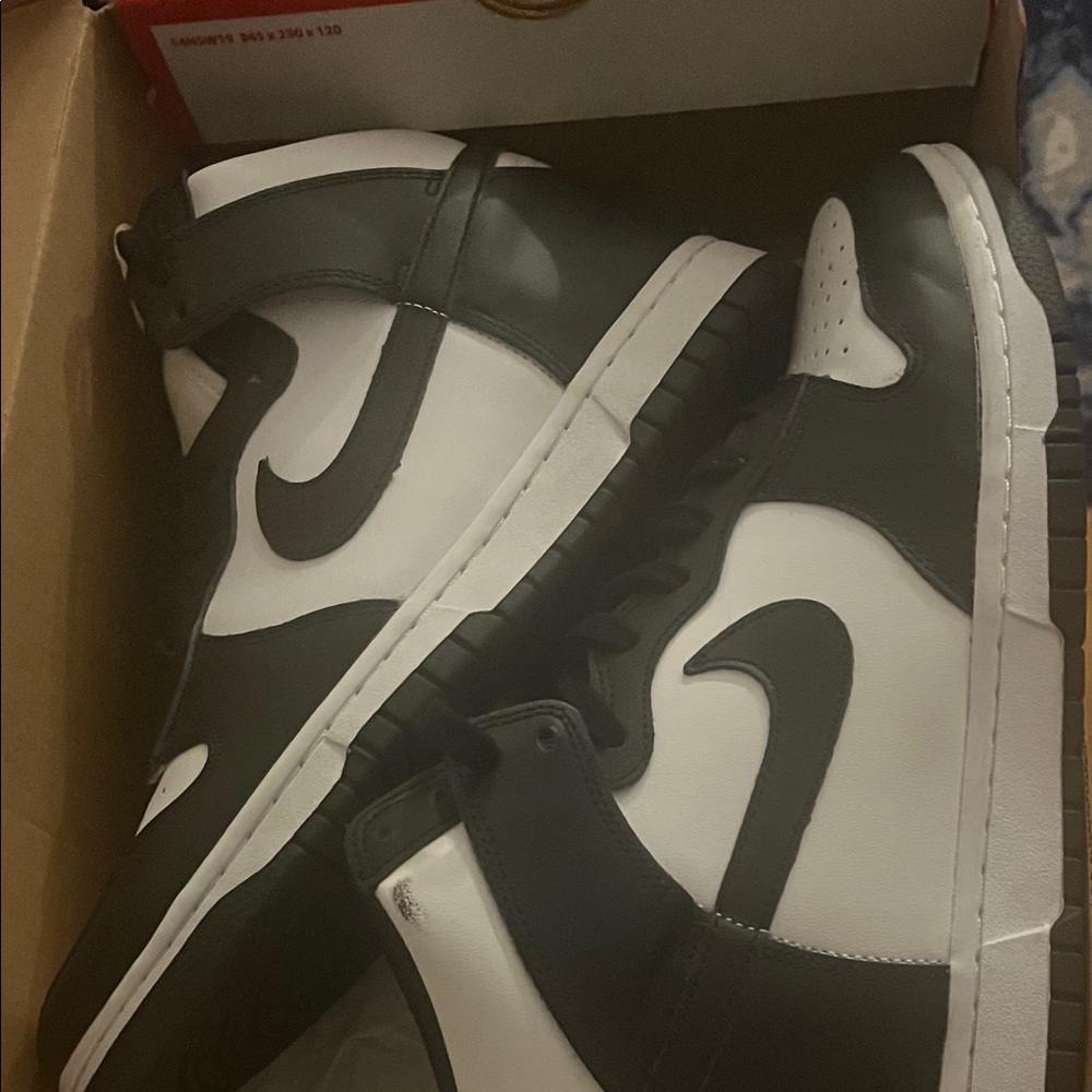 Nike black and White Sneakers, 11 women/ 10mens . Lightly worn.